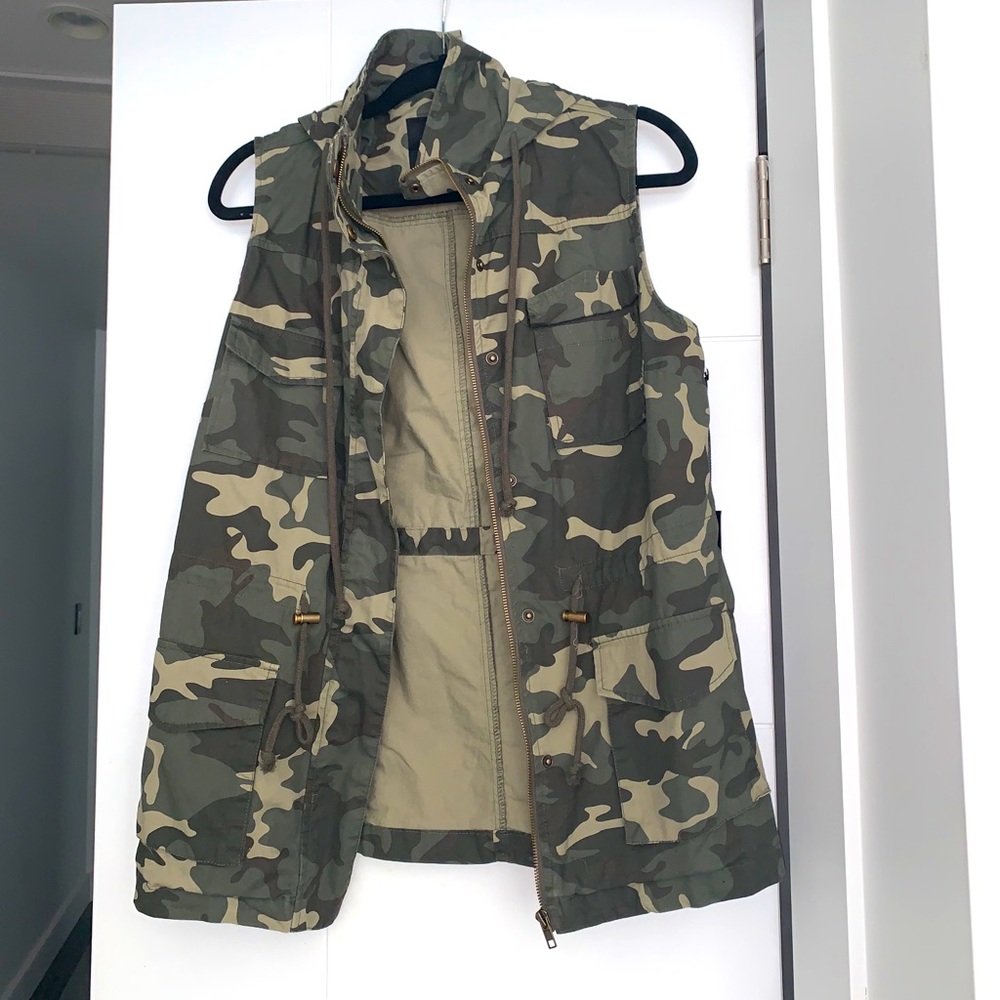 Sleeveless Hooded Camo Vest